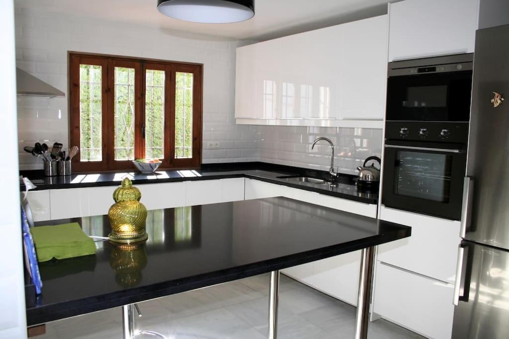Spacious villa with sea view and private pool