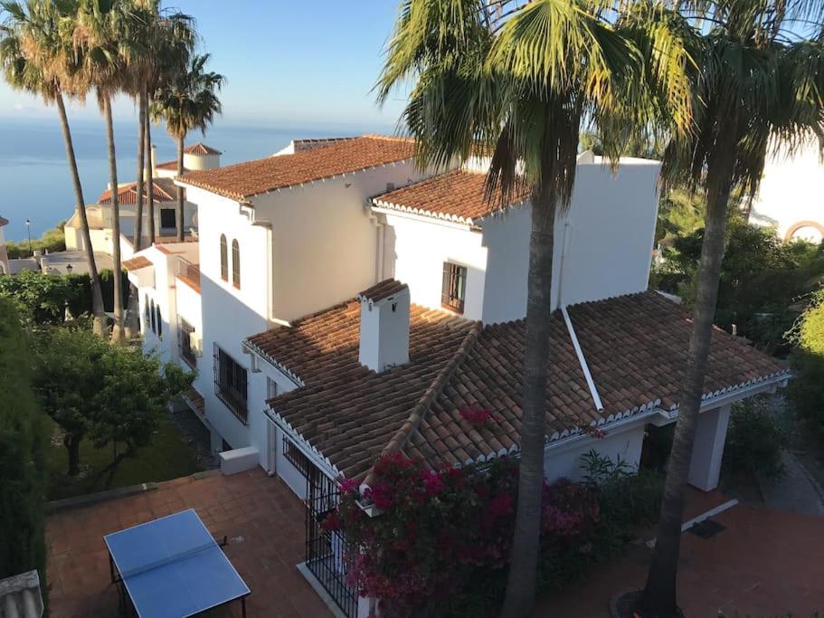 Spacious villa with sea view and private pool