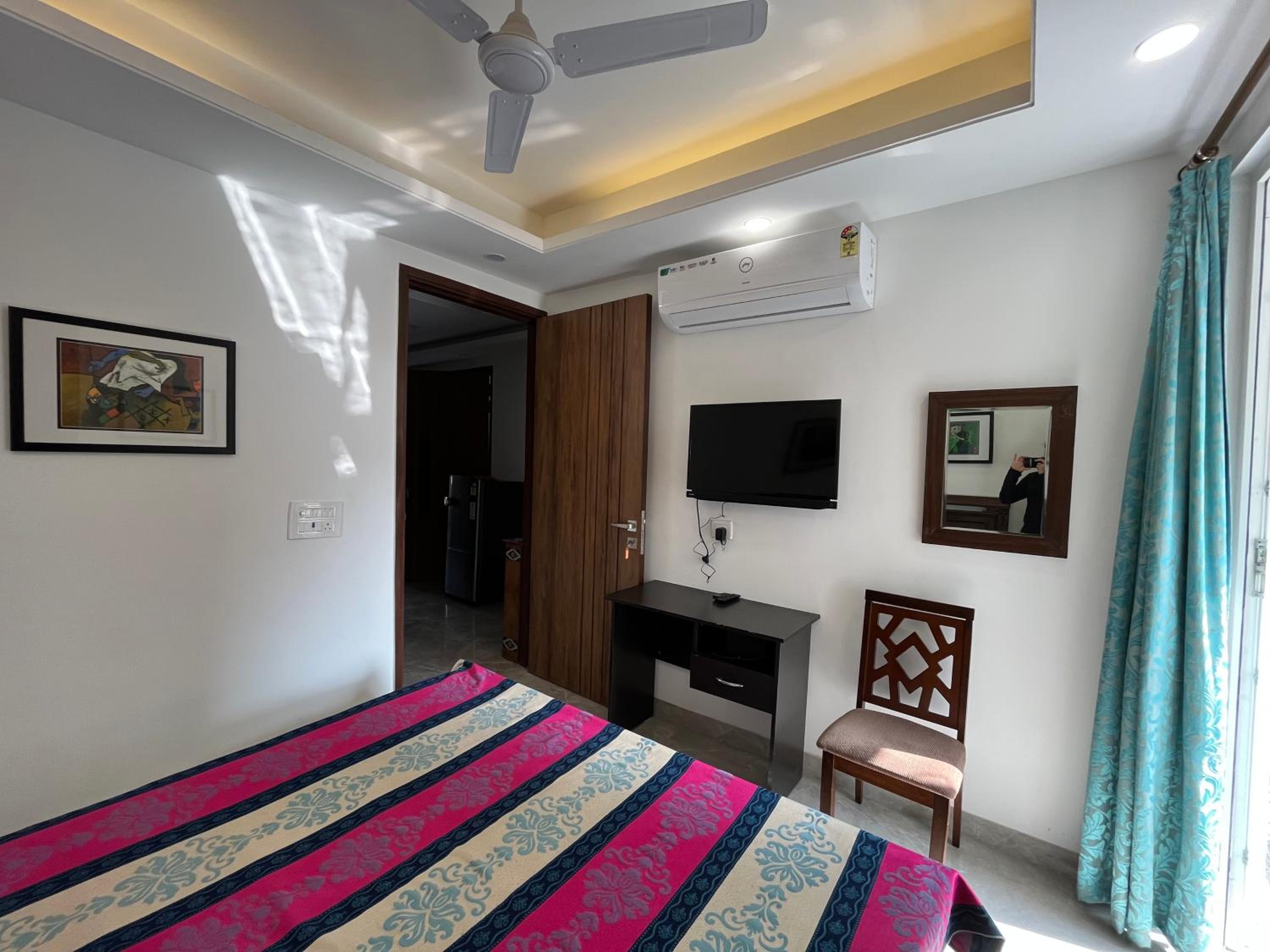 Fully Furnished Comfortable Rooms in Hauz Khas - Woodpecker Apartments view 3