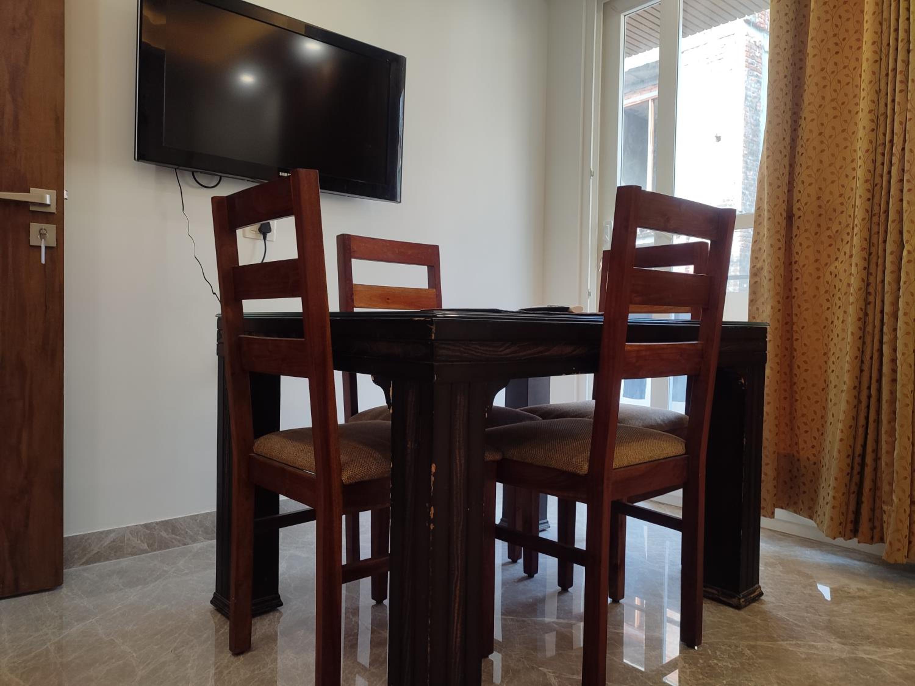 Fully Furnished Comfortable Rooms in Hauz Khas - Woodpecker Apartments view 4