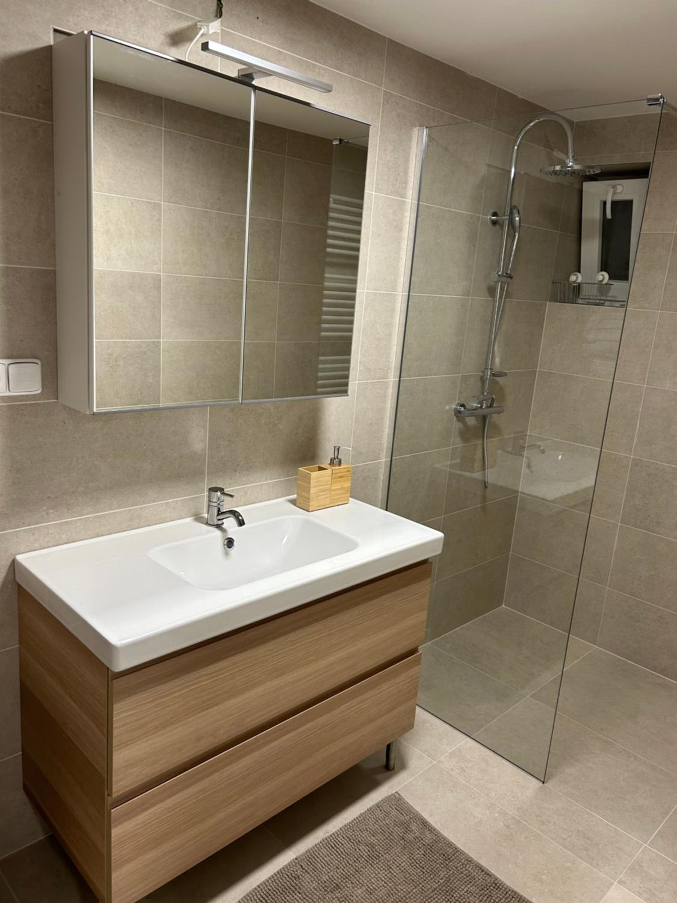 Red Travel Apartment view 4