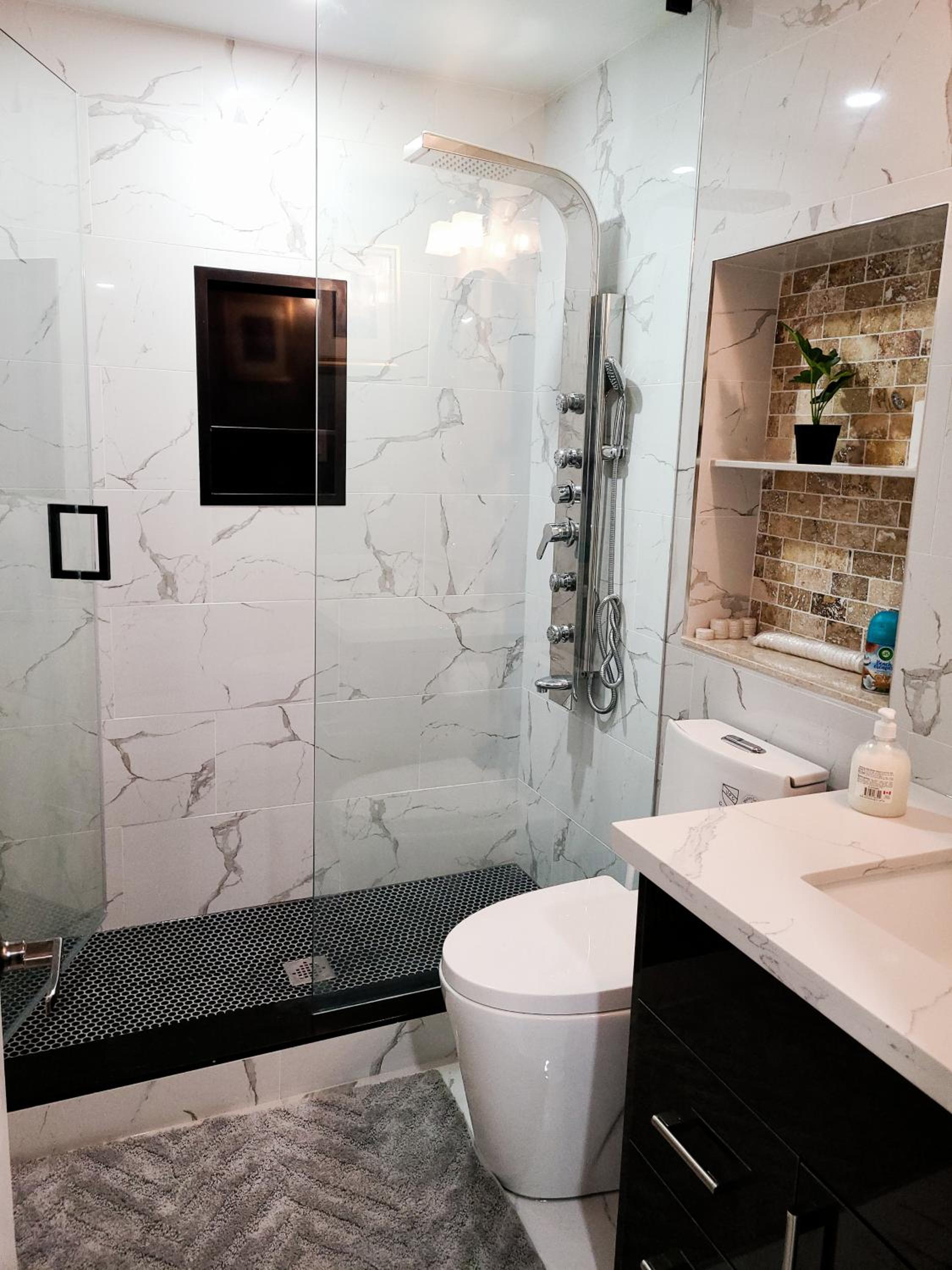 LUXURY 2-BEDROOMS UNIT WITH WIFI, LDR & PARKING.