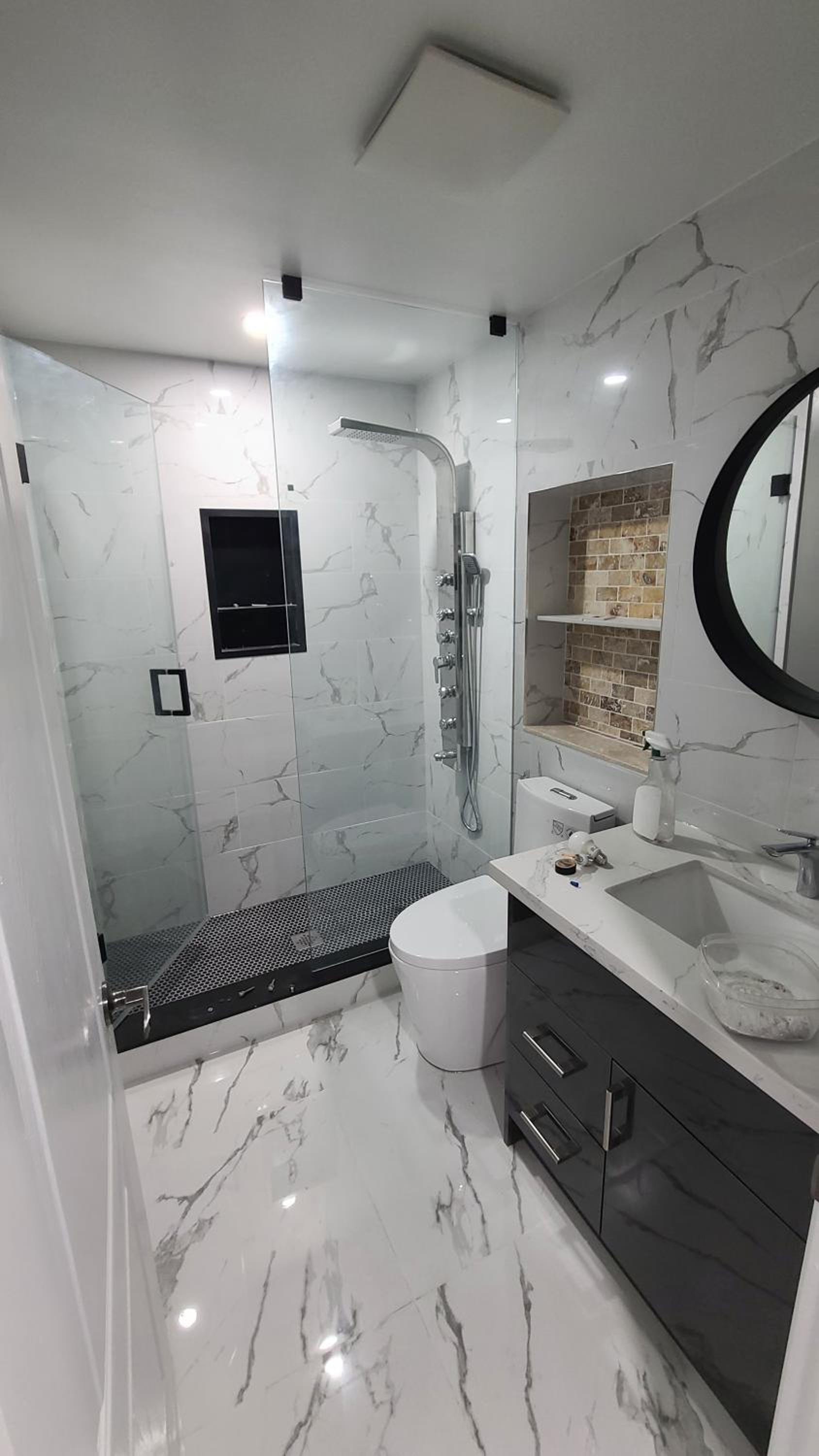 LUXURY 2-BEDROOMS UNIT WITH WIFI, LDR & PARKING.