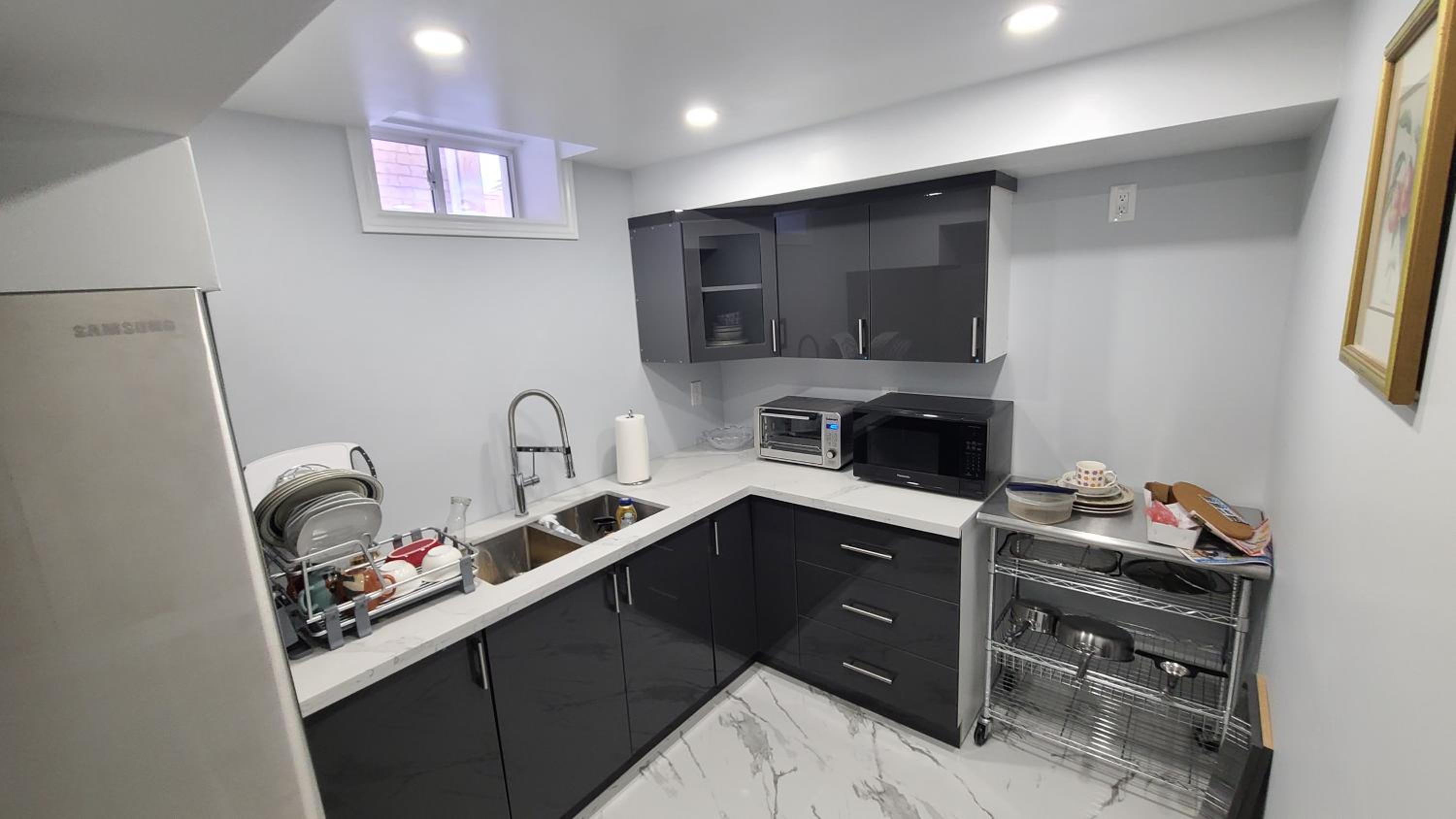 LUXURY 2-BEDROOMS UNIT WITH WIFI, LDR & PARKING.