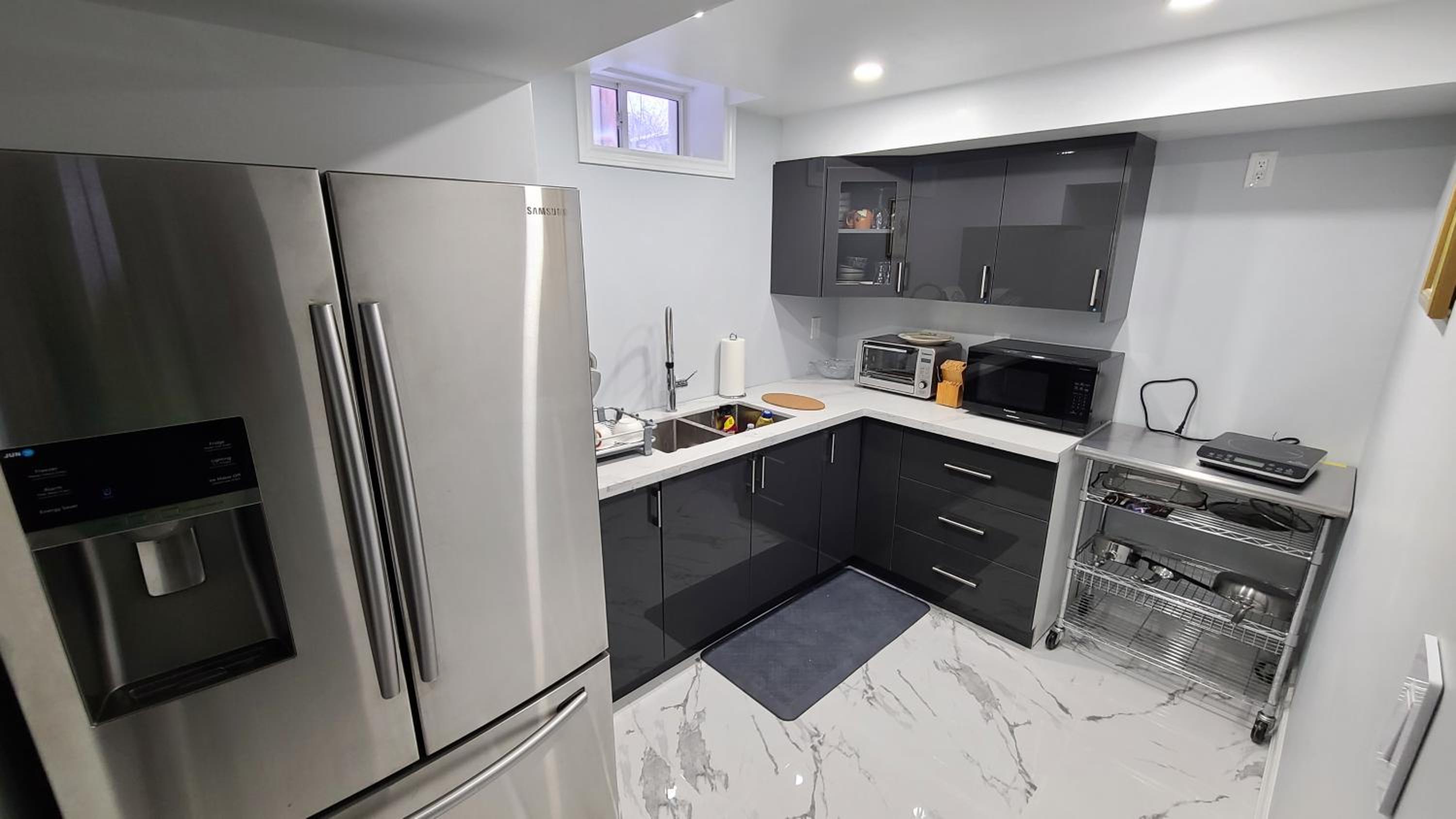 LUXURY 2-BEDROOMS UNIT WITH WIFI, LDR & PARKING.