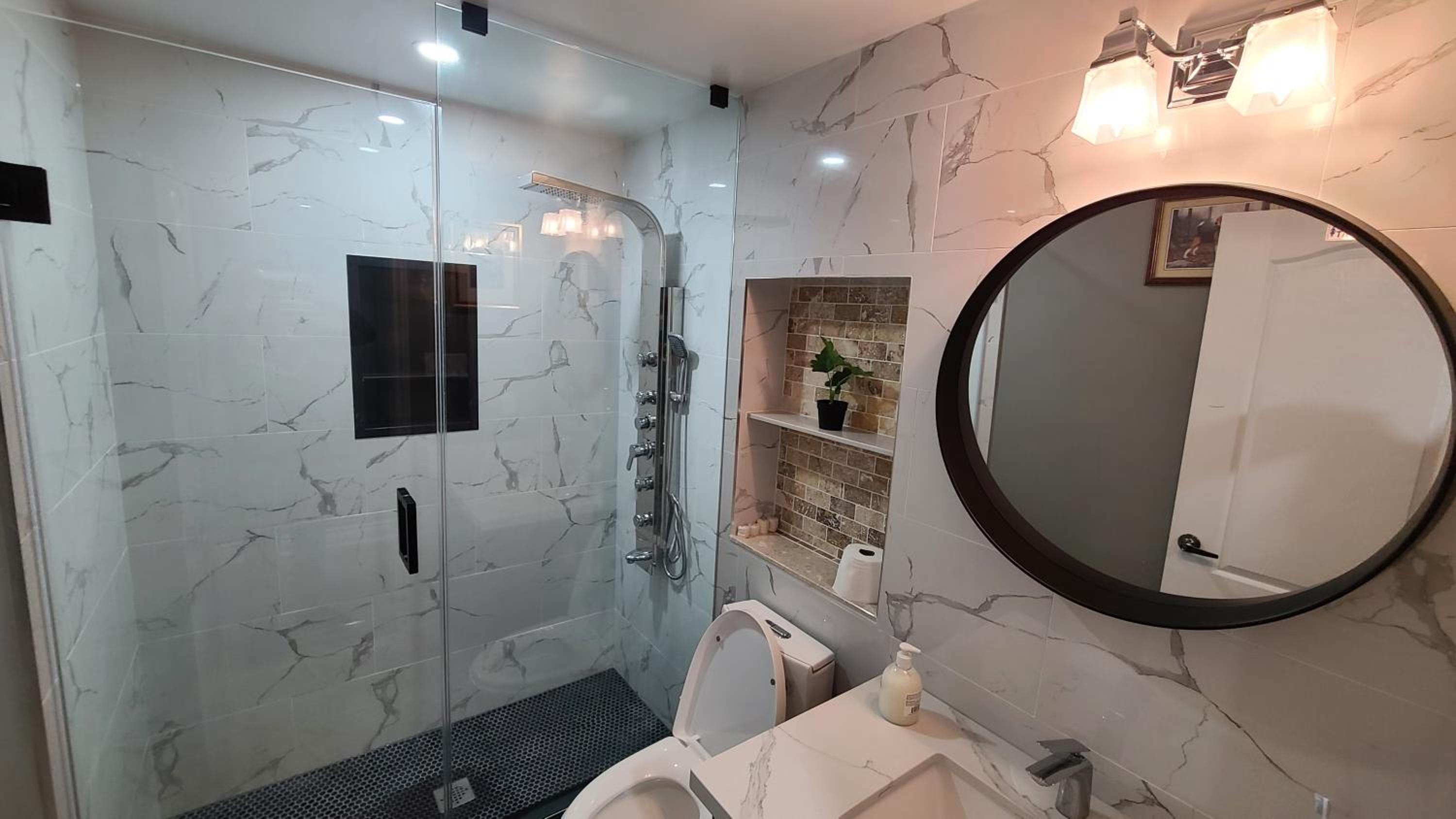 LUXURY 2-BEDROOMS UNIT WITH WIFI, LDR & PARKING.