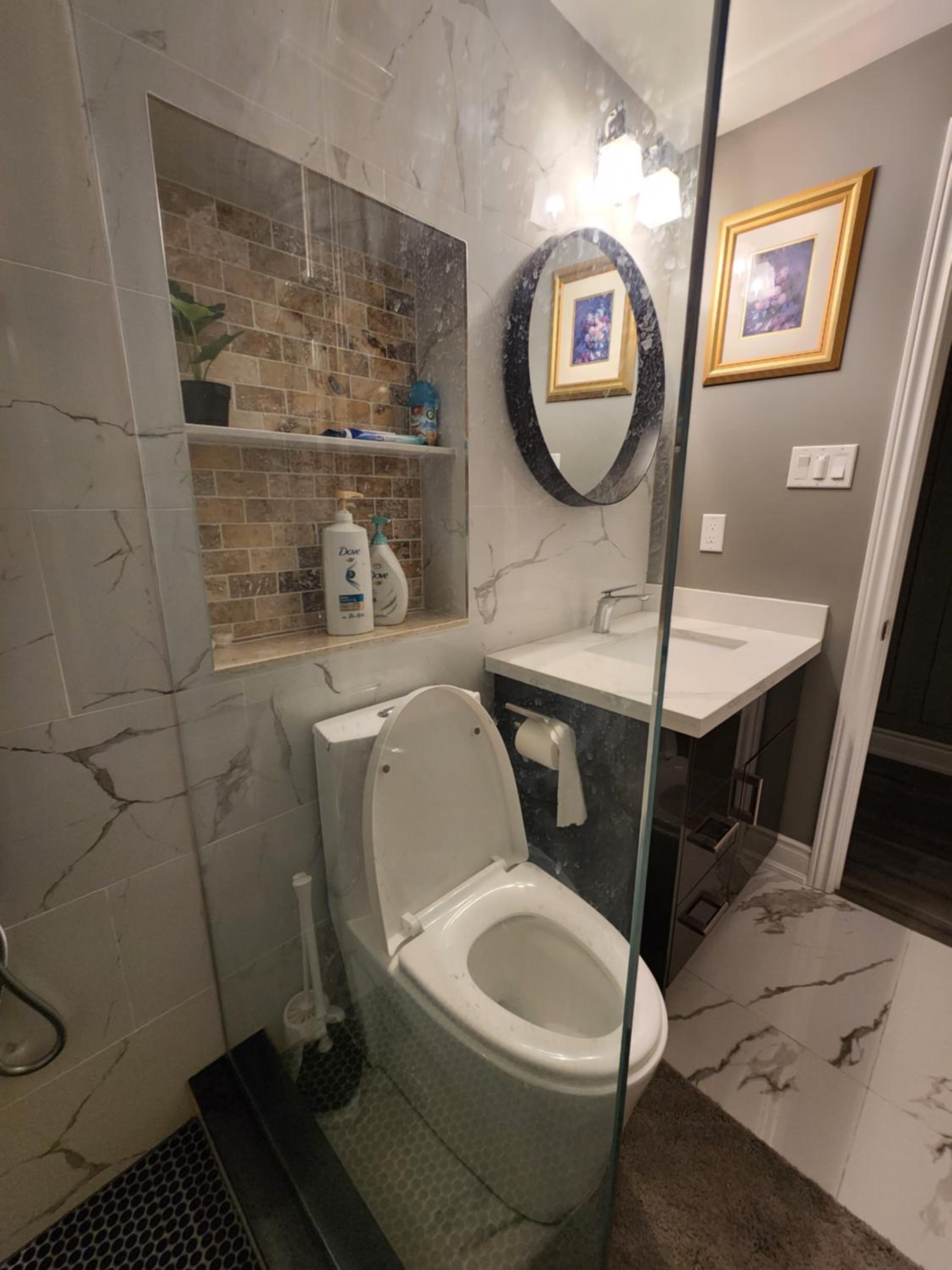 LUXURY 2-BEDROOMS UNIT WITH WIFI, LDR & PARKING.