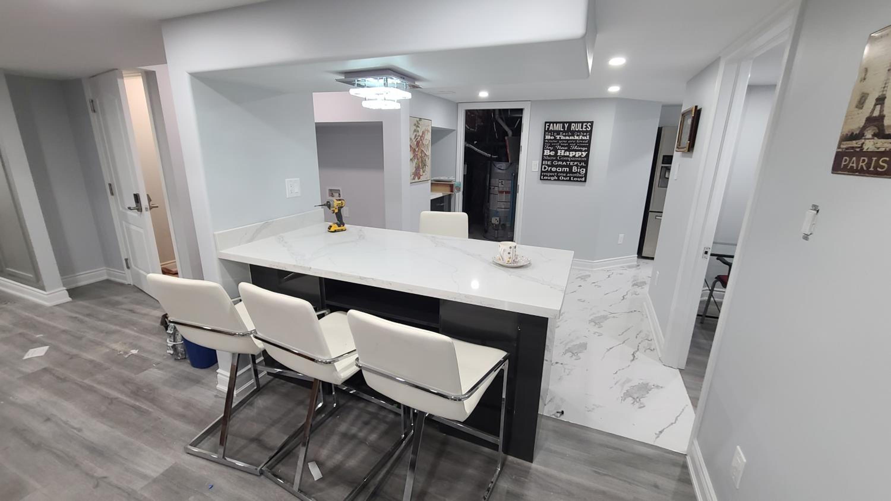 LUXURY 2-BEDROOMS UNIT WITH WIFI, LDR & PARKING.