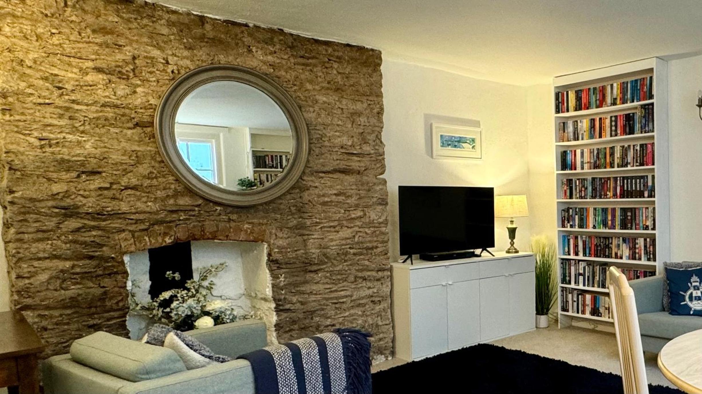 Bosun's Call Central Dartmouth - 2 Bed homely Apartment Self Check In - Pet Friendly Fast WiFi & Workspace - Perfect location in the middle of the old town