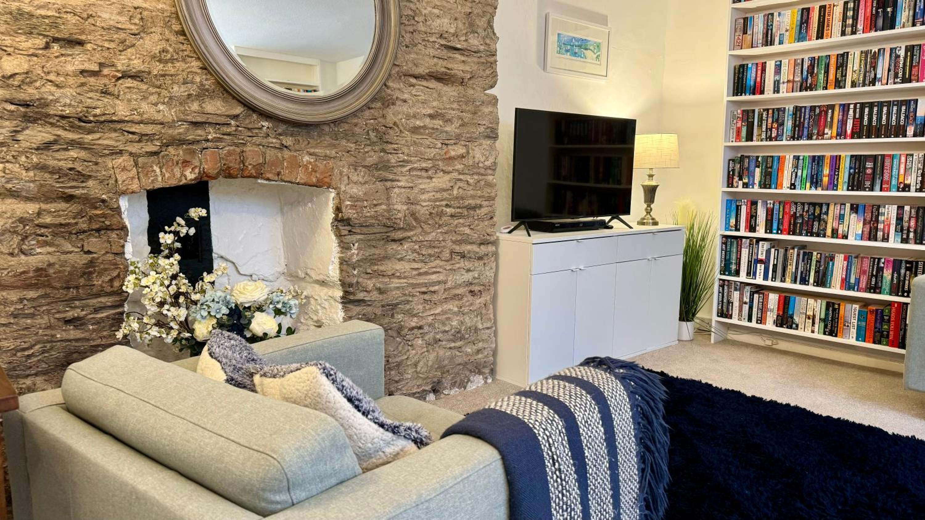Bosun's Call Central Dartmouth - 2 Bed homely Apartment Self Check In - Pet Friendly Fast WiFi & Workspace - Perfect location in the middle of the old town, photo 13