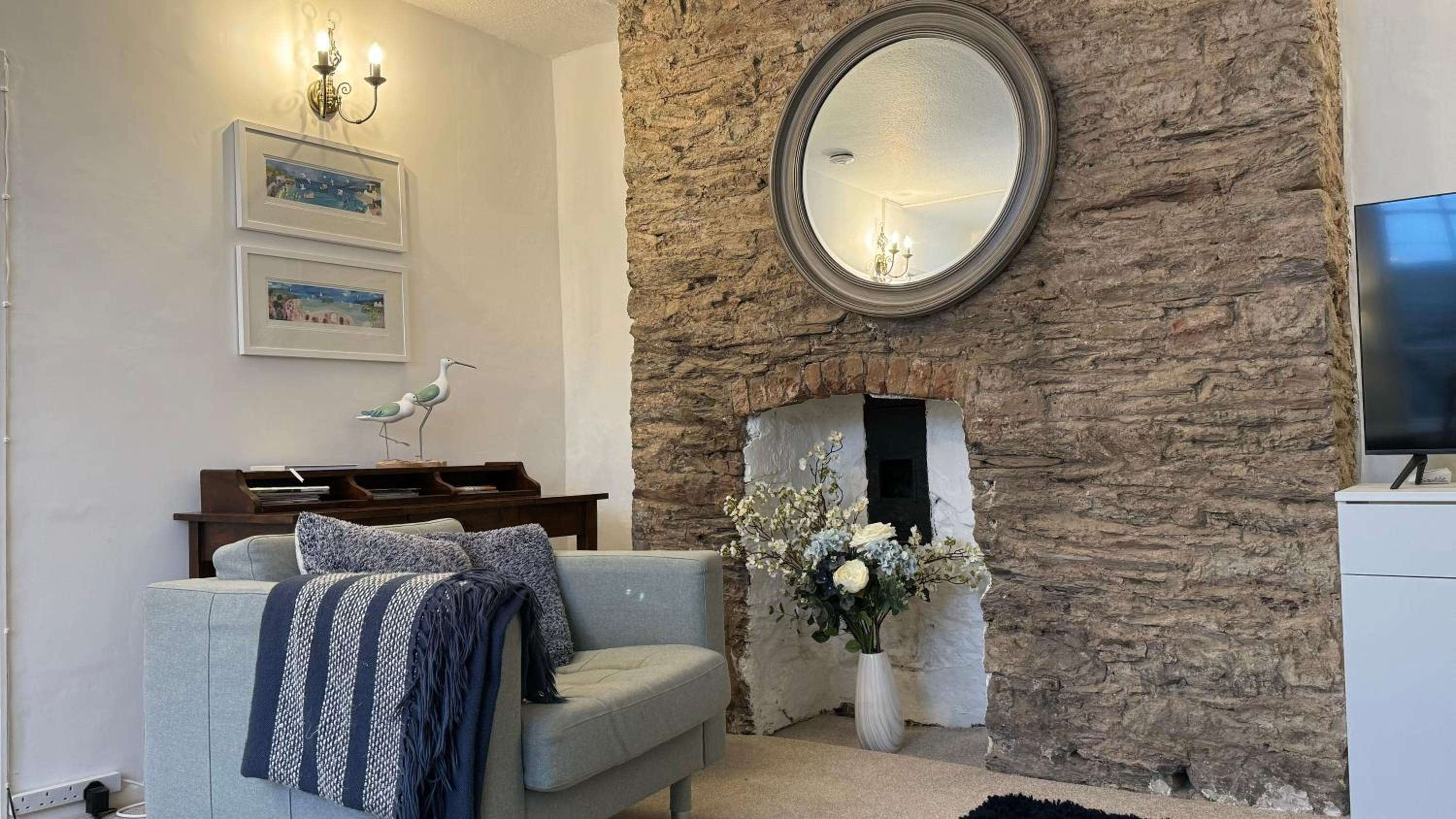 Bosun's Call Central Dartmouth - 2 Bed homely Apartment Self Check In - Pet Friendly Fast WiFi & Workspace - Perfect location in the middle of the old town, photo 11