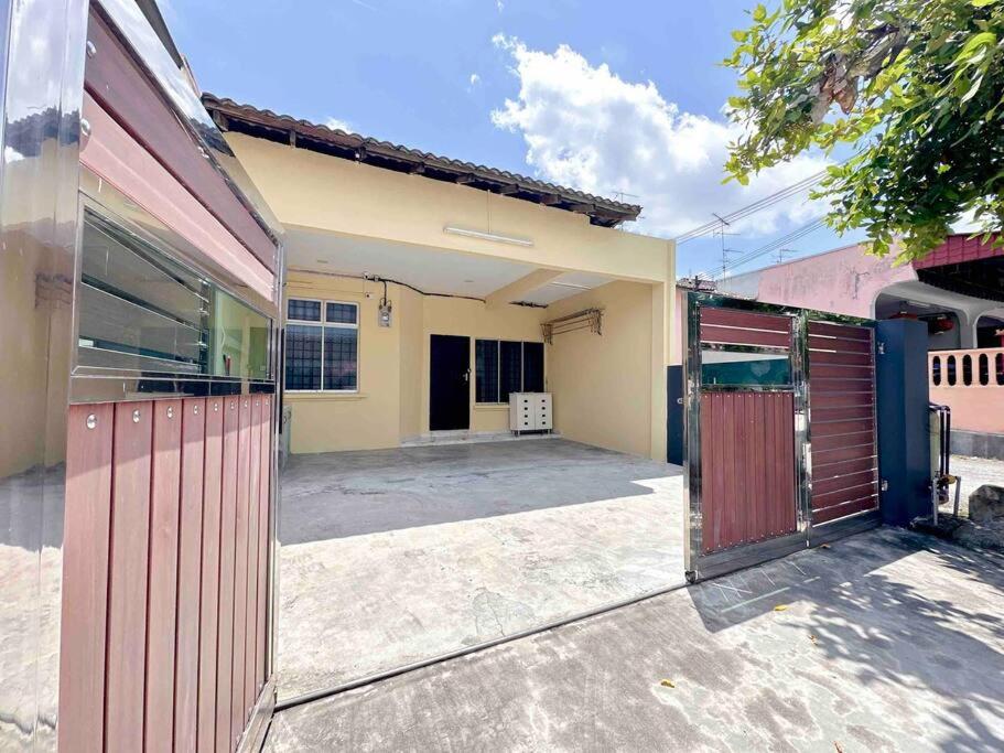 TAMAN UNIVERSITI THREE BEDROOMS 6-10Pax UTM, SKUDAI photo 1