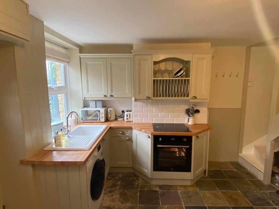Cosy two bed townhouse in Centre of C.Norton view 2