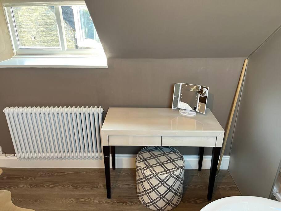 Cosy two bed townhouse in Centre of C.Norton view 3