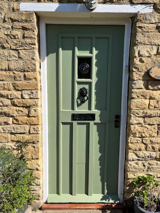 Cosy two bed townhouse in Centre of C.Norton view 4