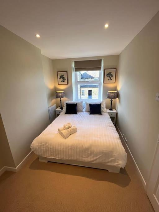 Cosy two bed townhouse in Centre of C.Norton view 5