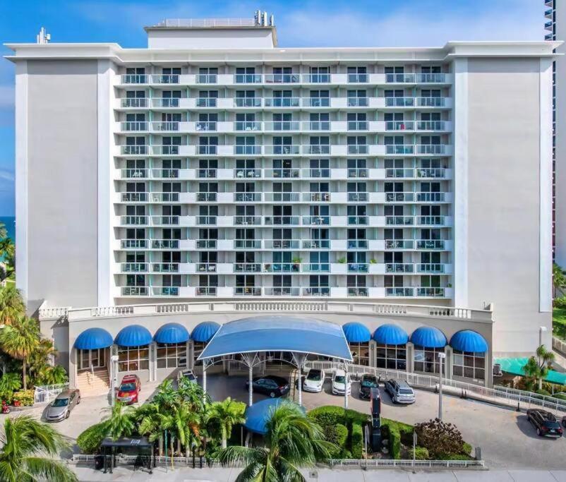 Oceanfront with balcony Sunny Isles - SPECTACULAR! view 3