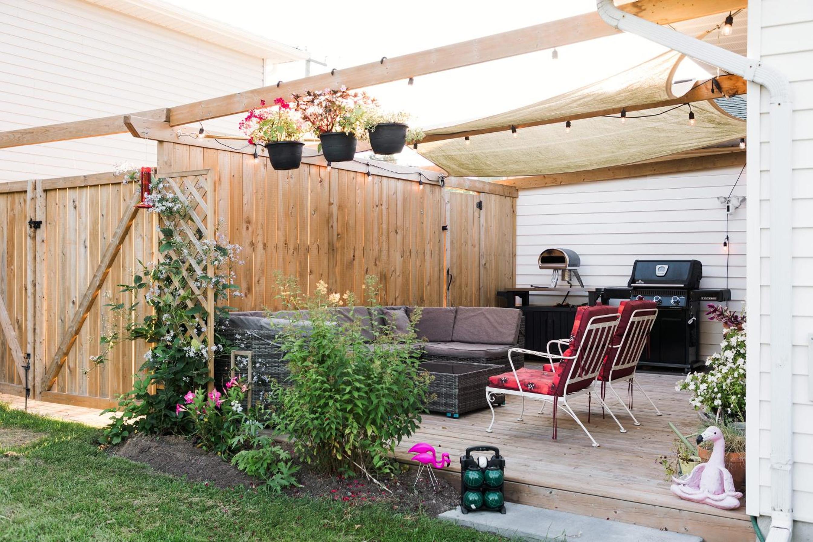 The Old Homestead - Gorgeous backyard right in The Heart of Picton