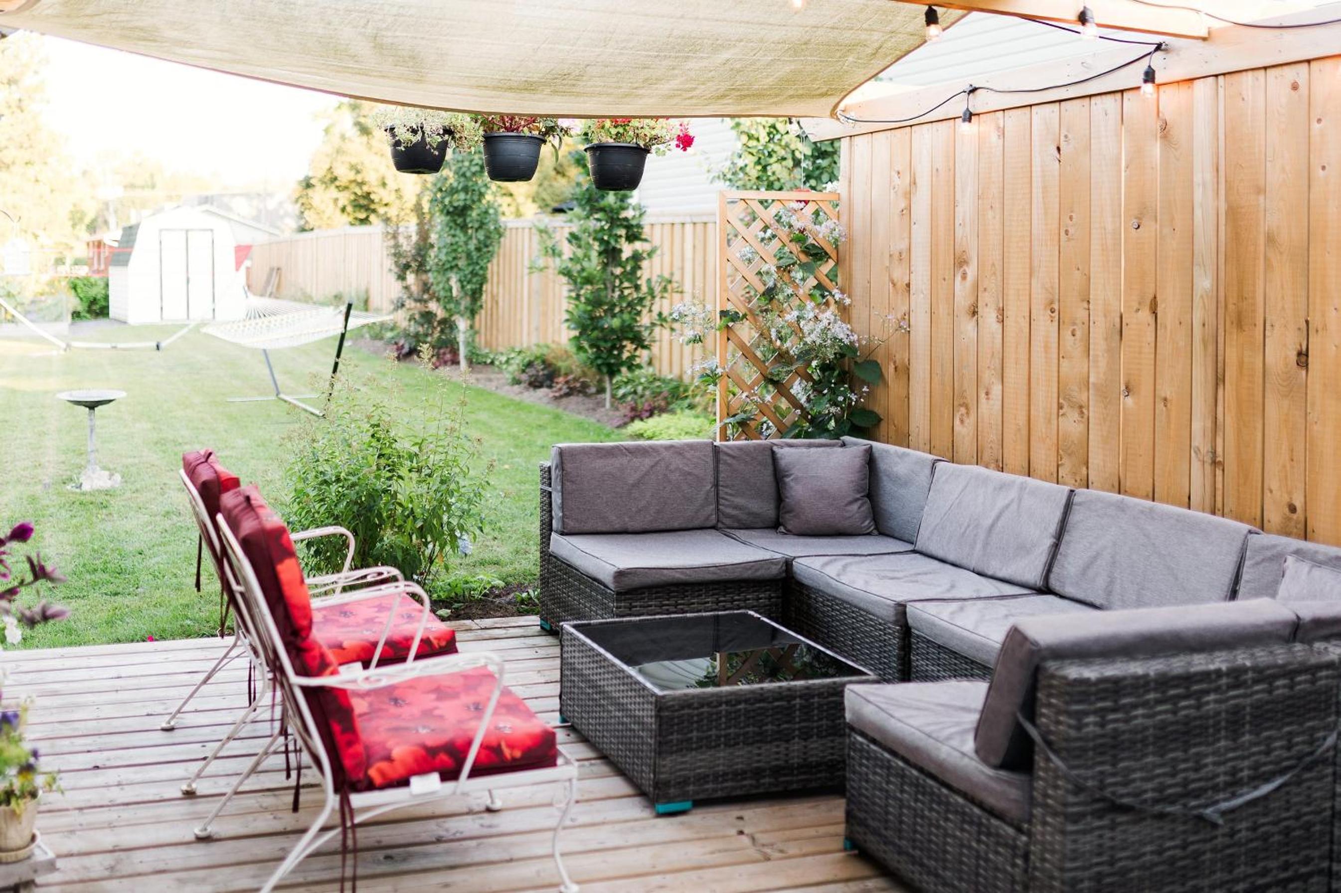 The Old Homestead - Gorgeous backyard right in The Heart of Picton