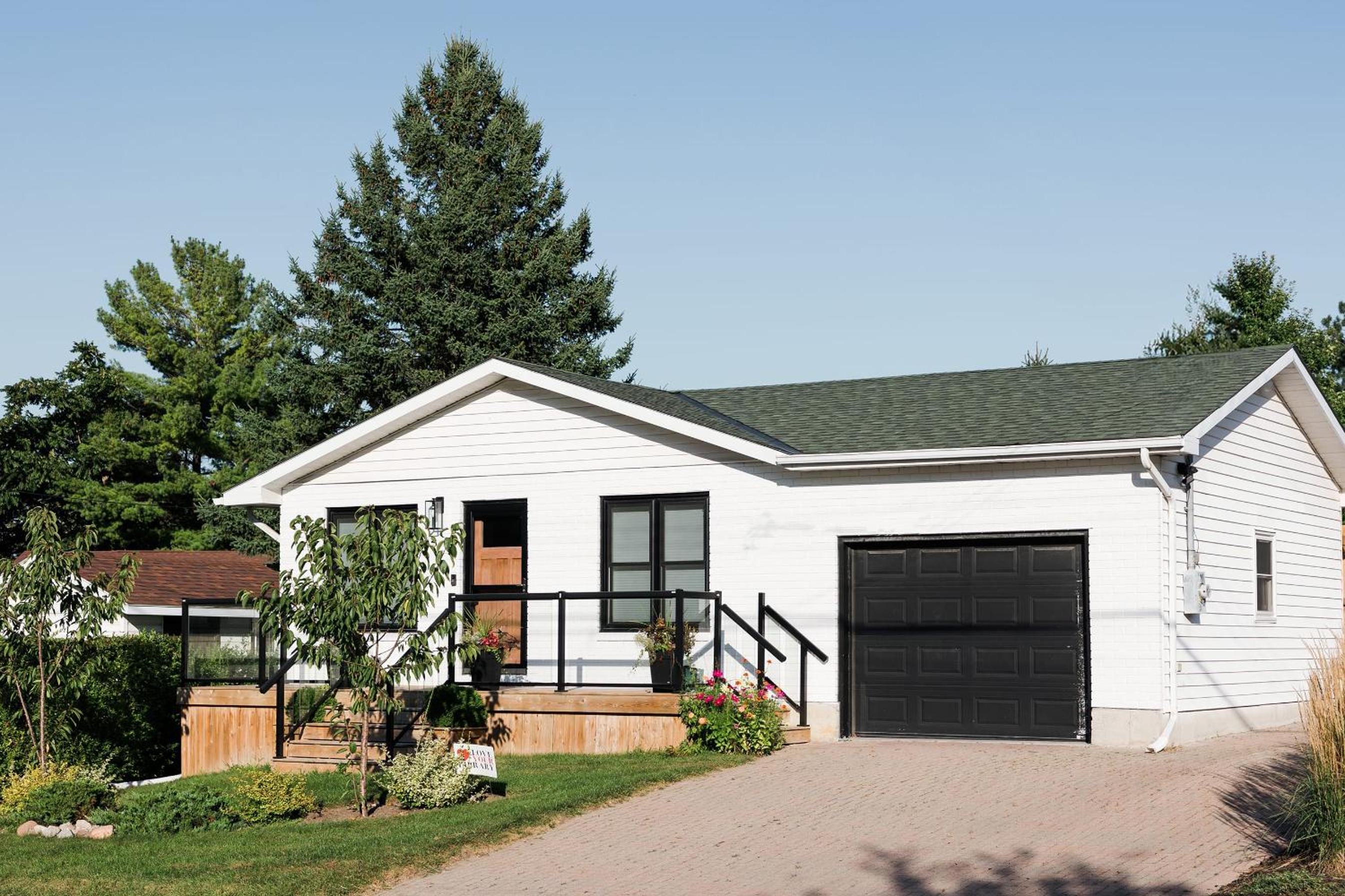 The Old Homestead - Gorgeous backyard right in The Heart of Picton