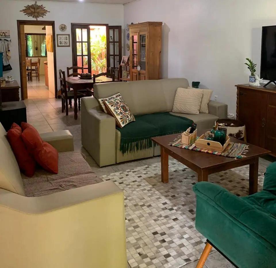 Residência familiar com piscina e área de lazer