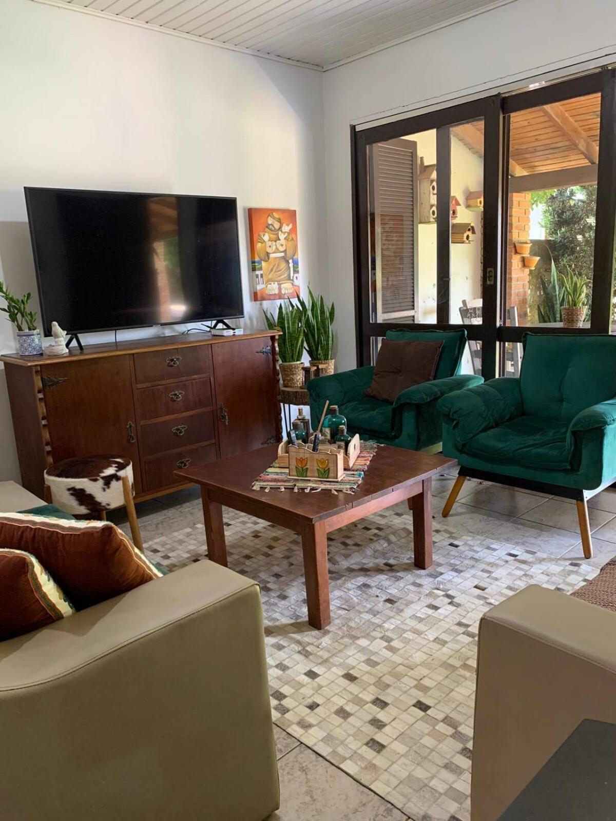 Residência familiar com piscina e área de lazer