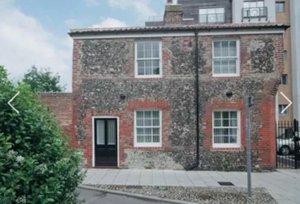 Detached Pet Friendly Cottage, 2 parking spaces view 2