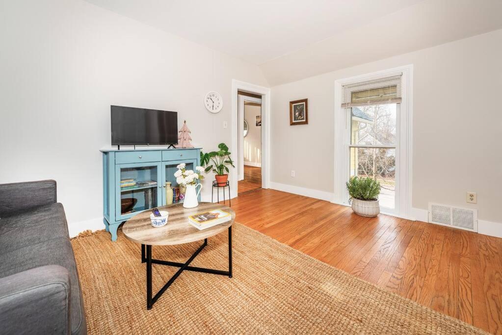 *Homey & Beautiful-Self Check In-Ypsilanti Historic District view 3