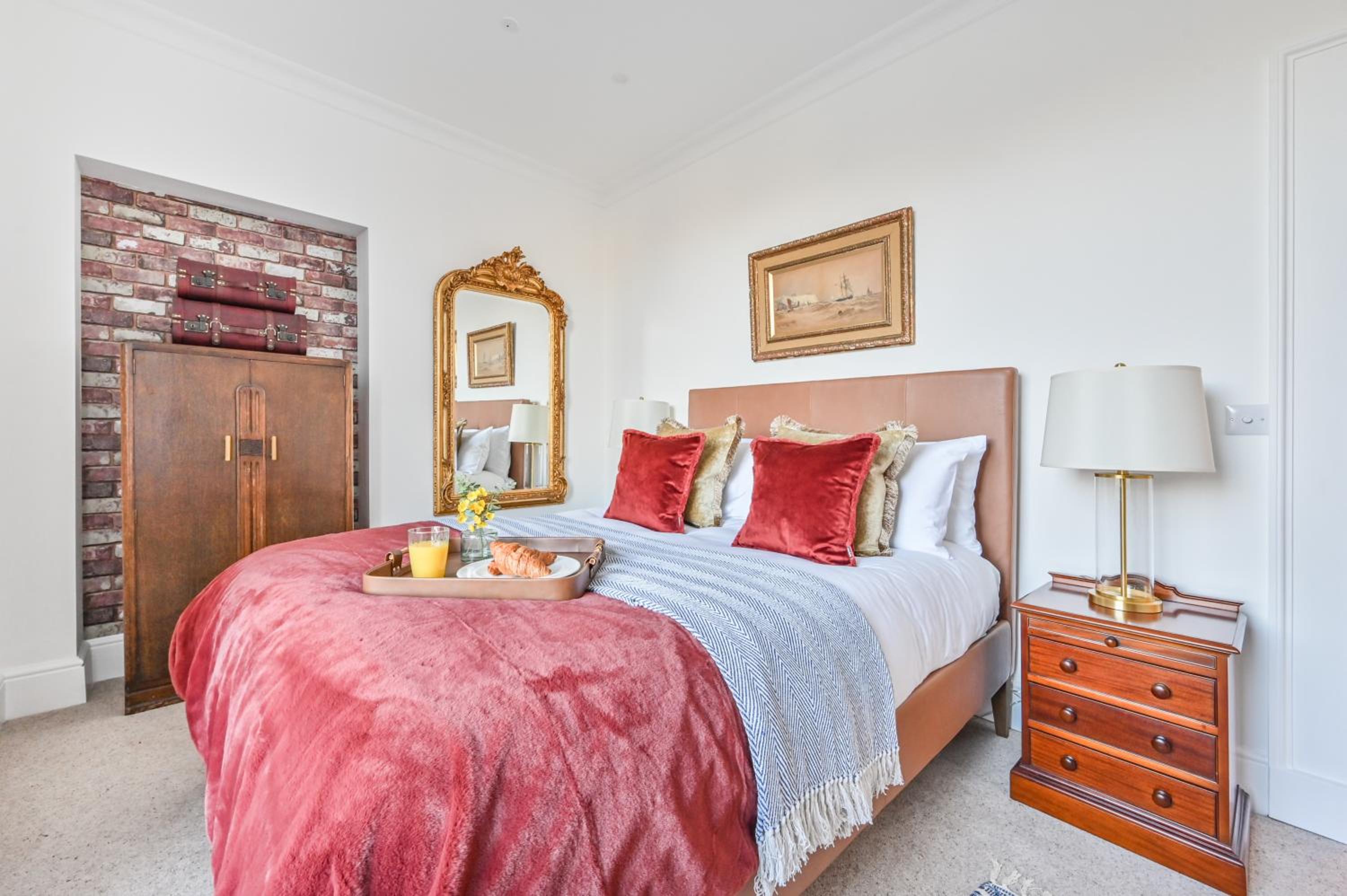 9 Admiralty House Stunning Luxury Apartment with free parking view 2