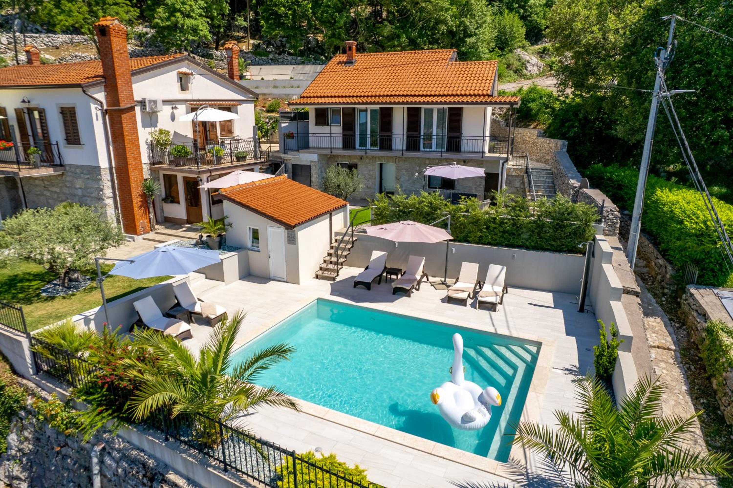 SROK luxury apartment with pool view 4