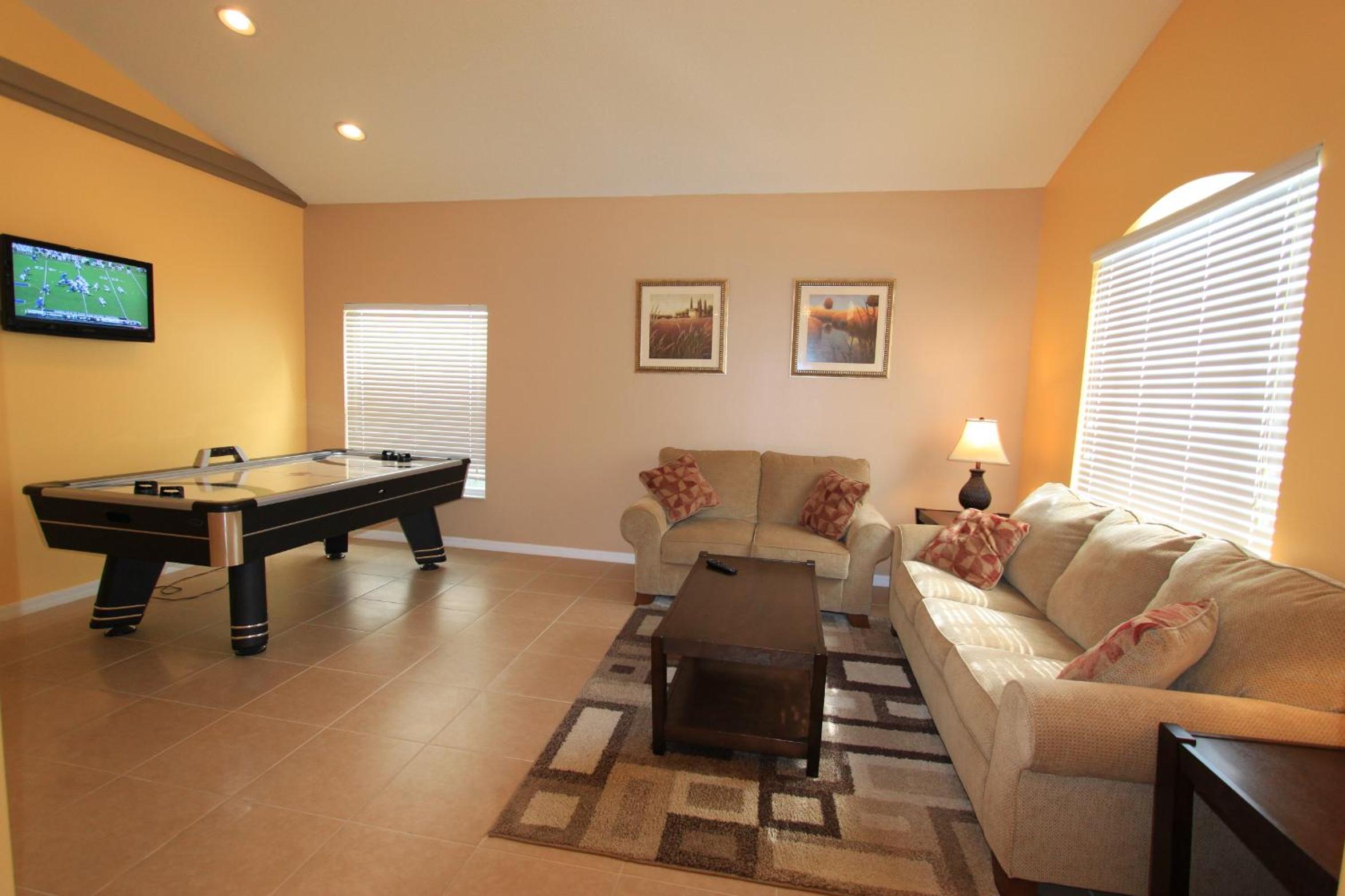 Glen Brook 4Bedrooms/3baths W Private Pool and Spa