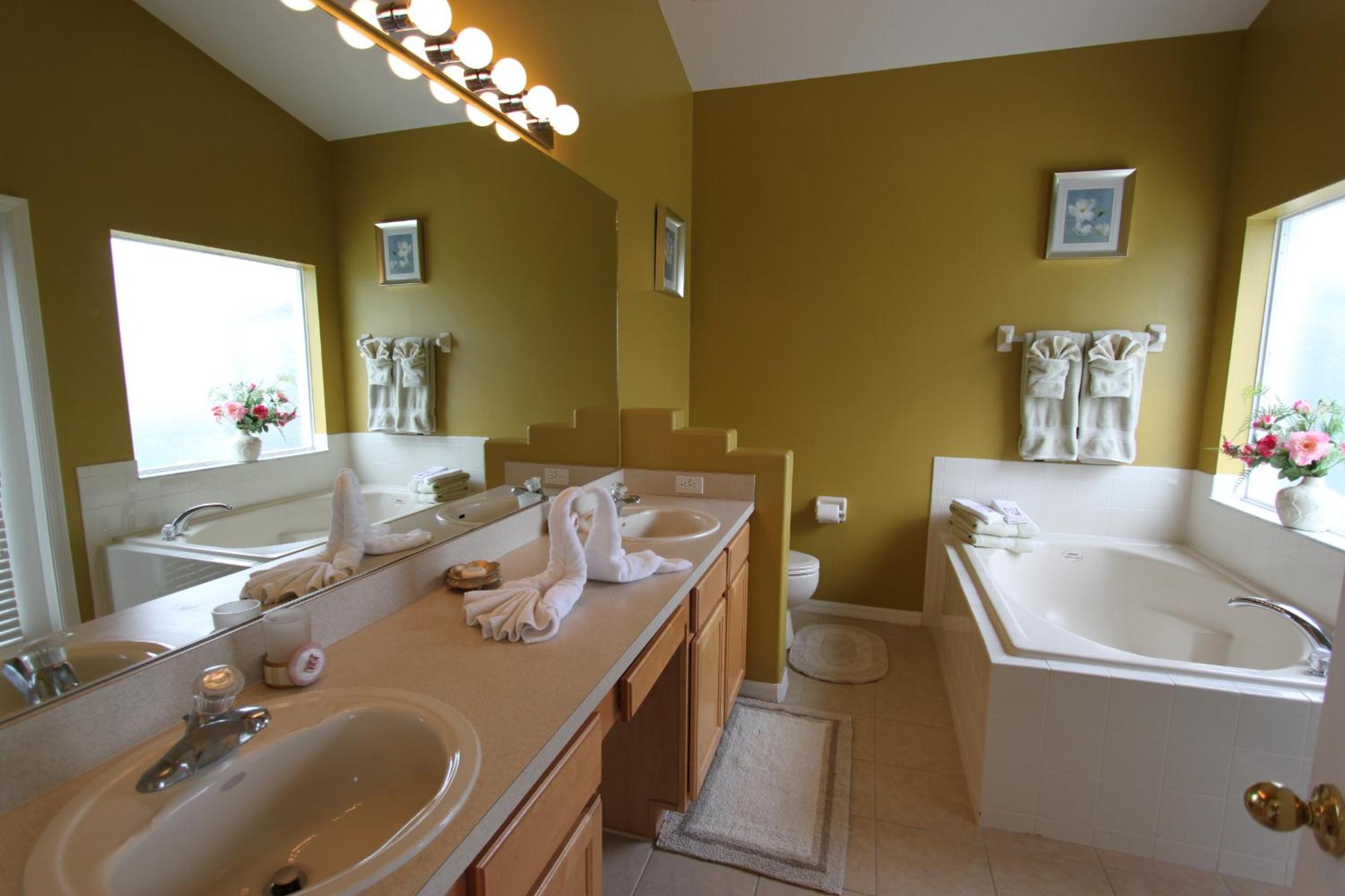 Glen Brook 4Bedrooms/3baths W Private Pool and Spa