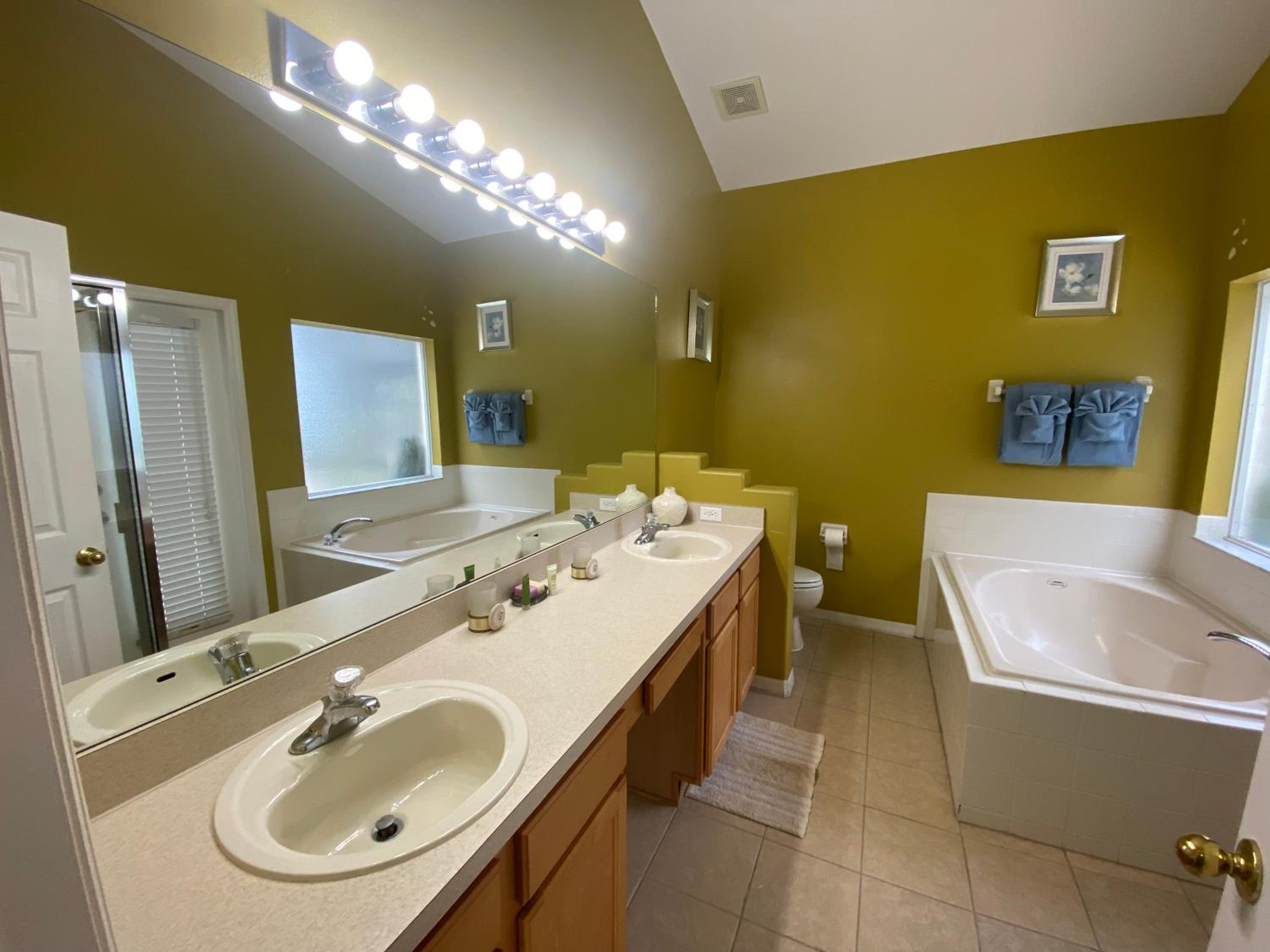 Glen Brook 4Bedrooms/3baths W Private Pool and Spa