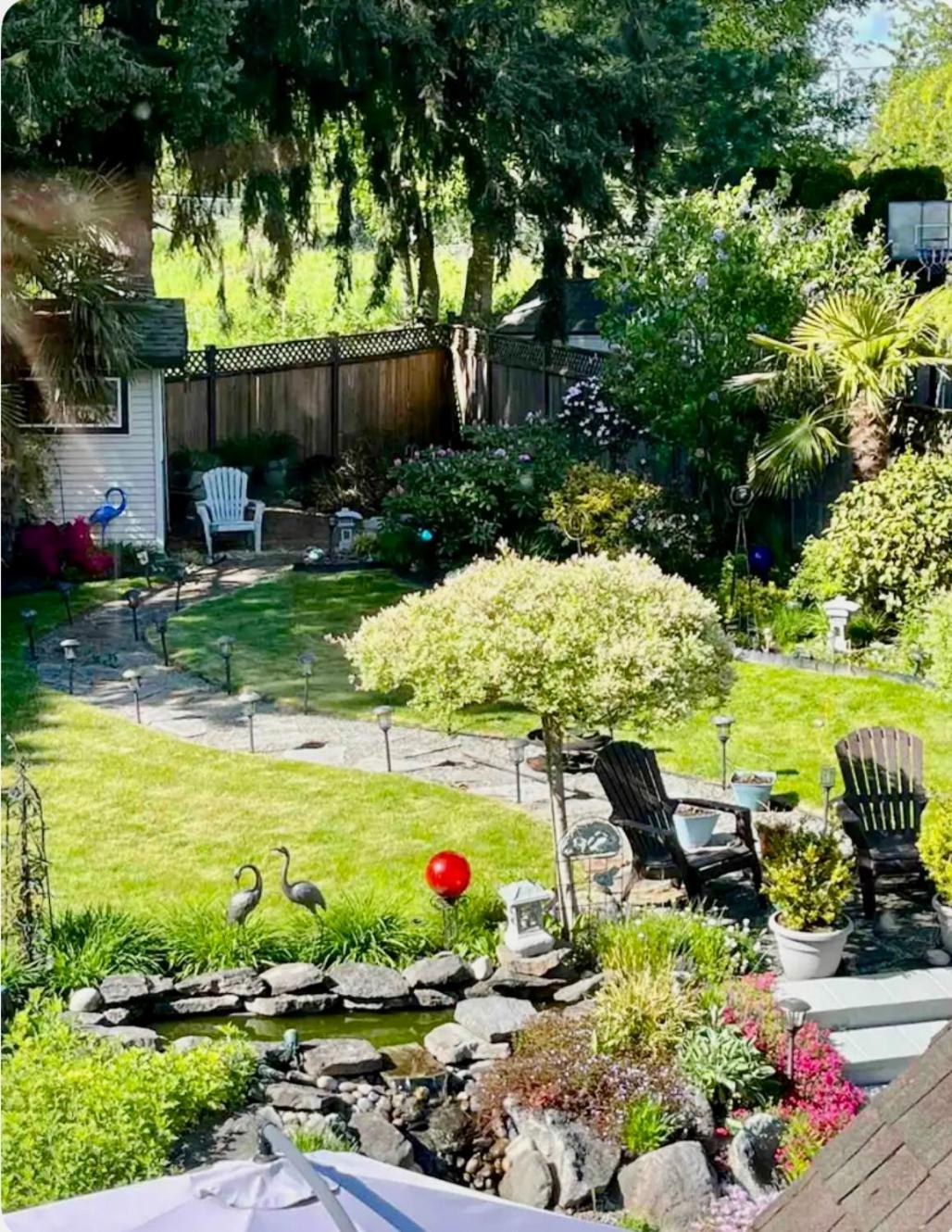 Spacious & Comfortable, Private Queen Room & Bath in West Cloverdale