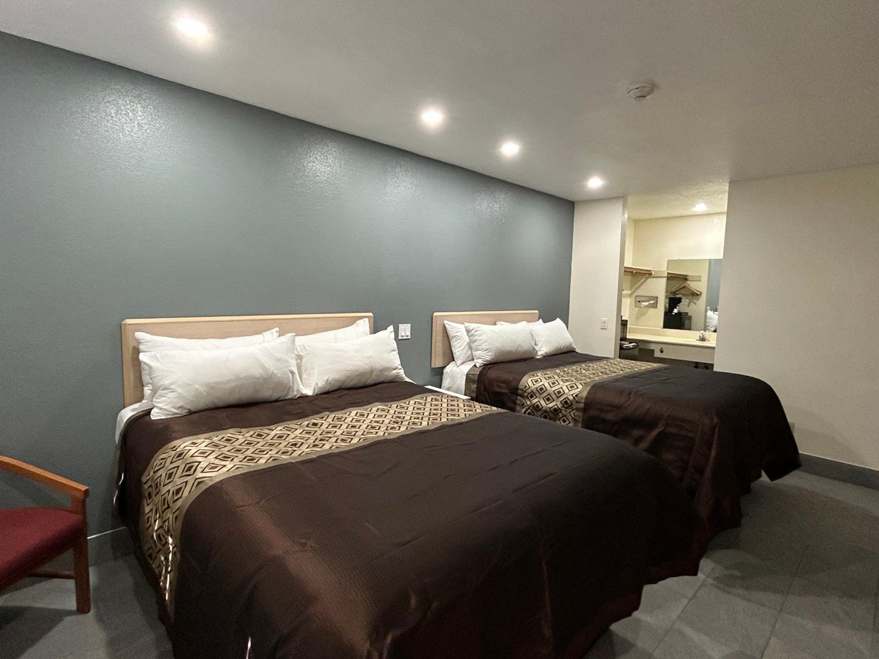California Inn Hotel and Suites Adelanto US 395
