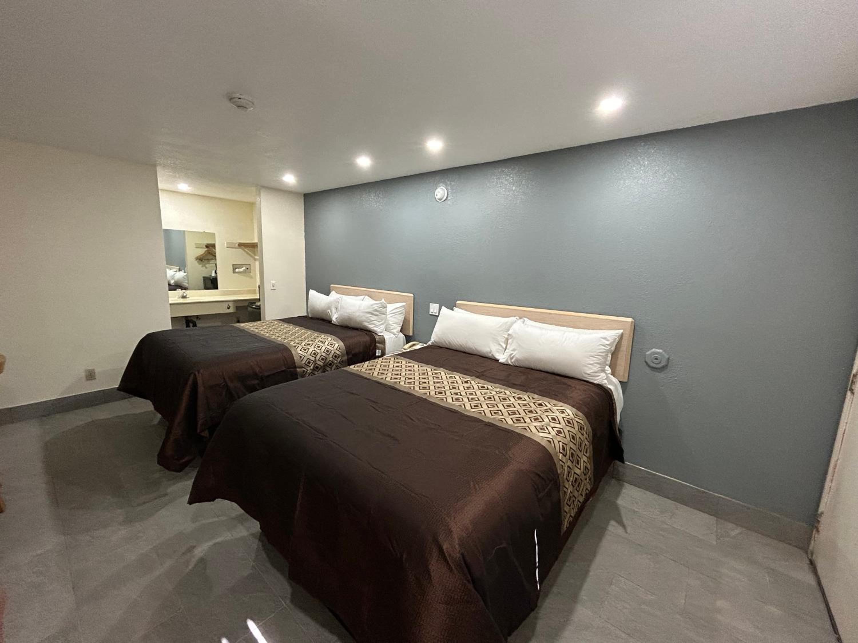 California Inn Hotel and Suites Adelanto US 395