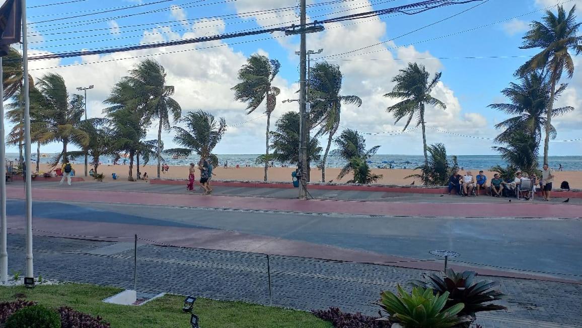 Flat mobiliado, beira mar na melhor localização da Praia do Cabo Branco - João Pessoa PB
