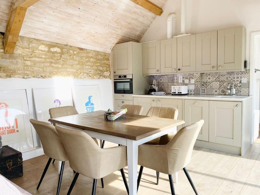 Charming Cotswold Barn, Near Diddly Squat, Soho Farmhouse view 3