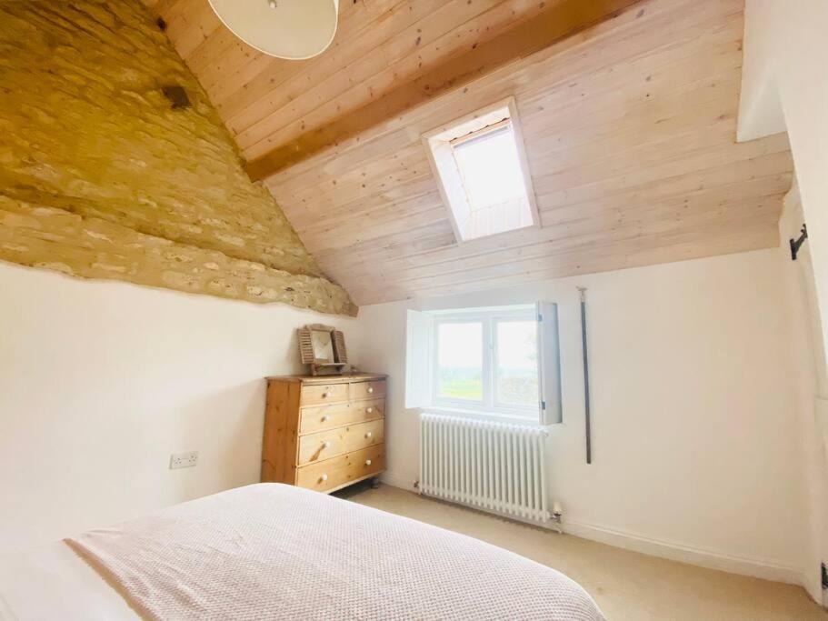 Charming Cotswold Barn, Near Diddly Squat, Soho Farmhouse view 4