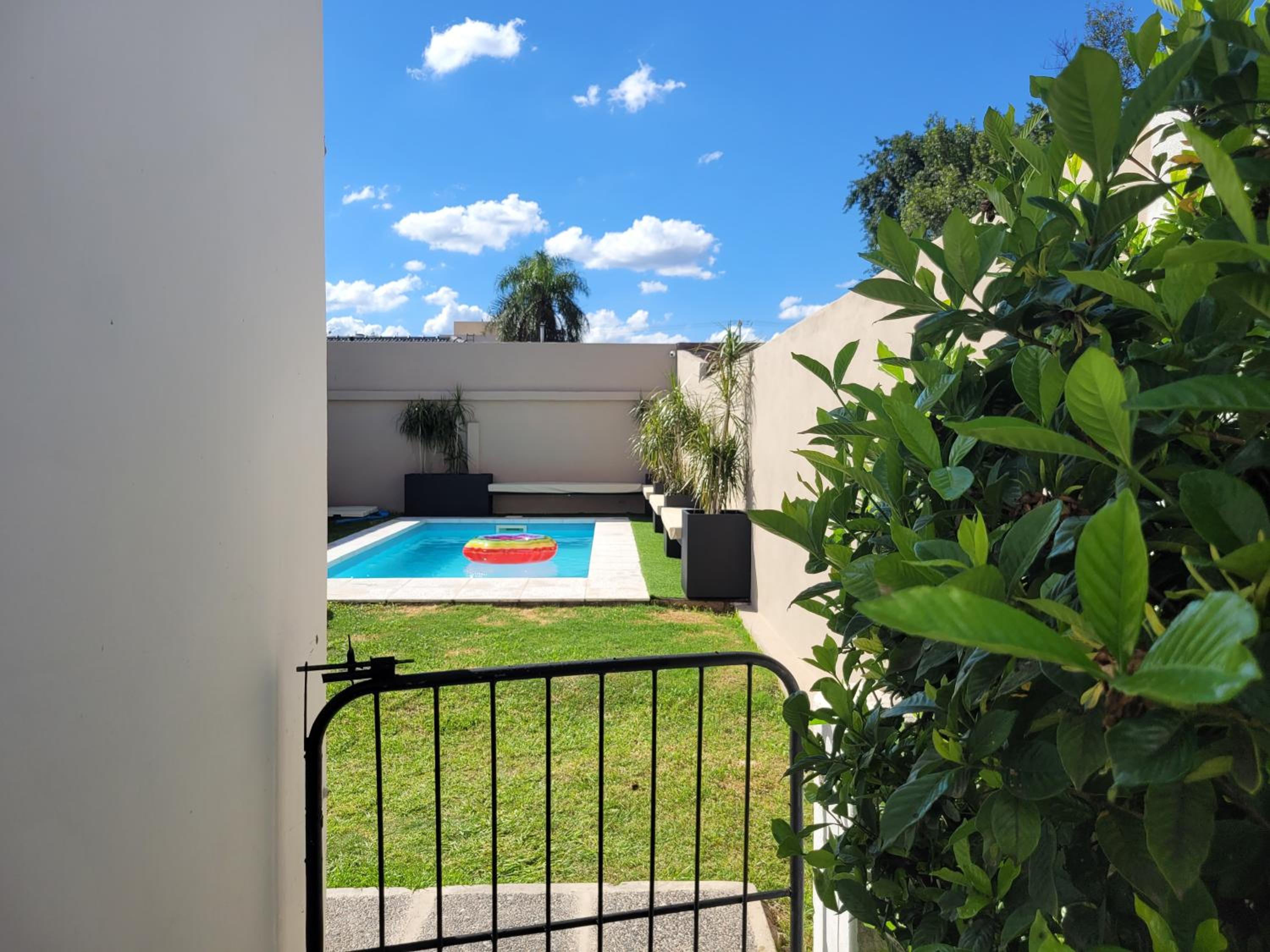 Casa Roque Funes, ubicado en Cerro de las Rosas Córdoba, Ofrece, Asador, Pileta, Cercanias, Estadio Kempes, aeropuerto Ambrosio Taravella, Orfeo Superdomo,