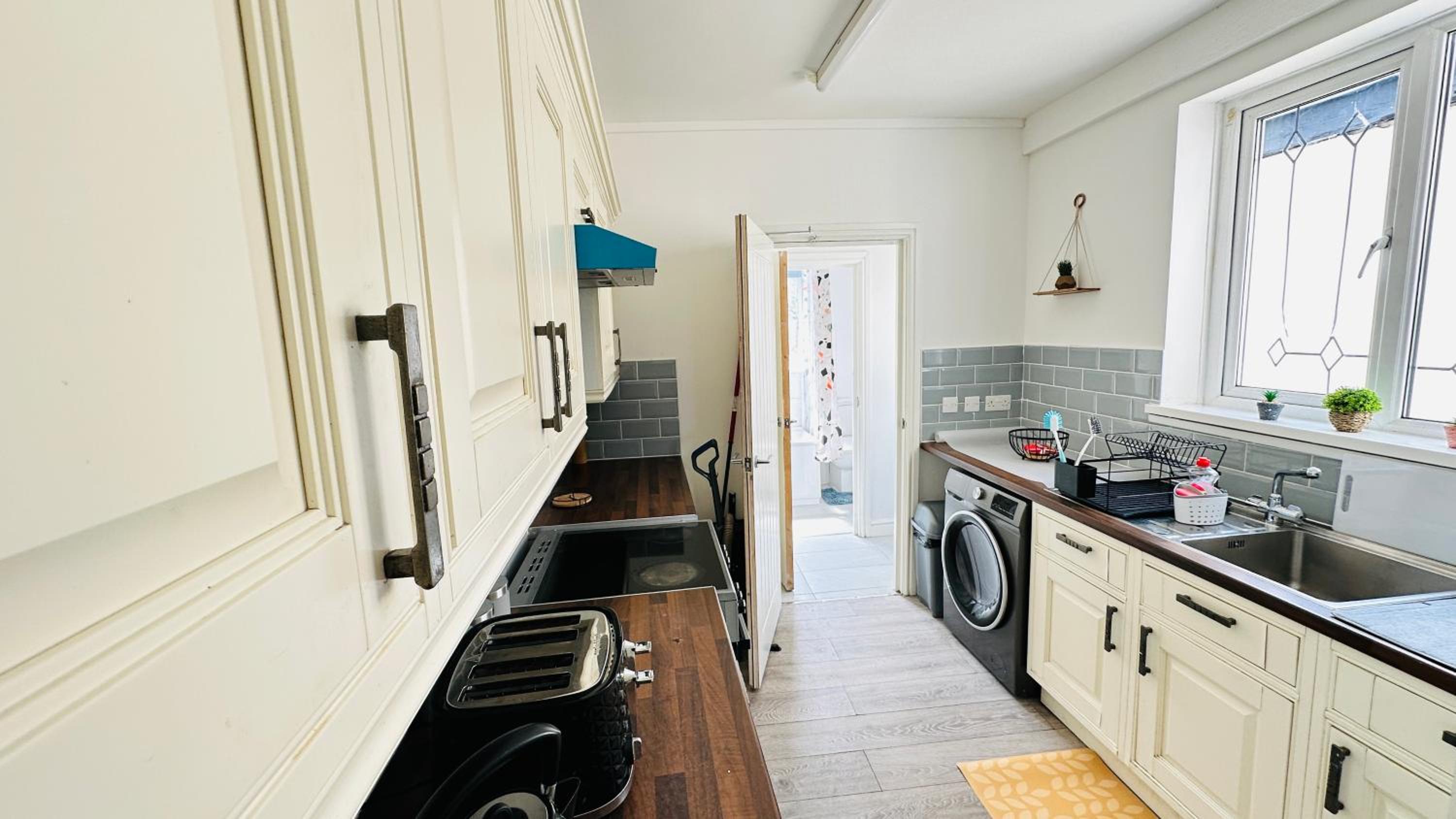 4 Bed Modern Home Close to City Center with Free on Street Parking Work Desk and Fast Internet view 2