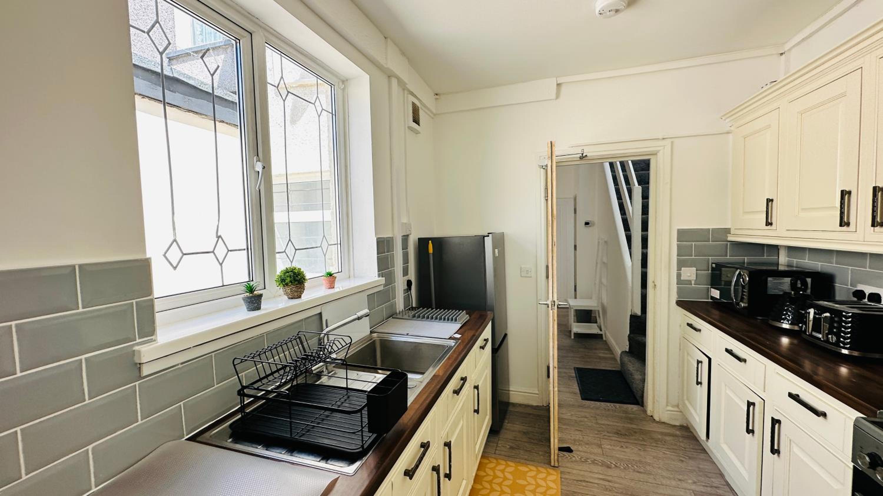 4 Bed Modern Home Close to City Center with Free on Street Parking Work Desk and Fast Internet view 3