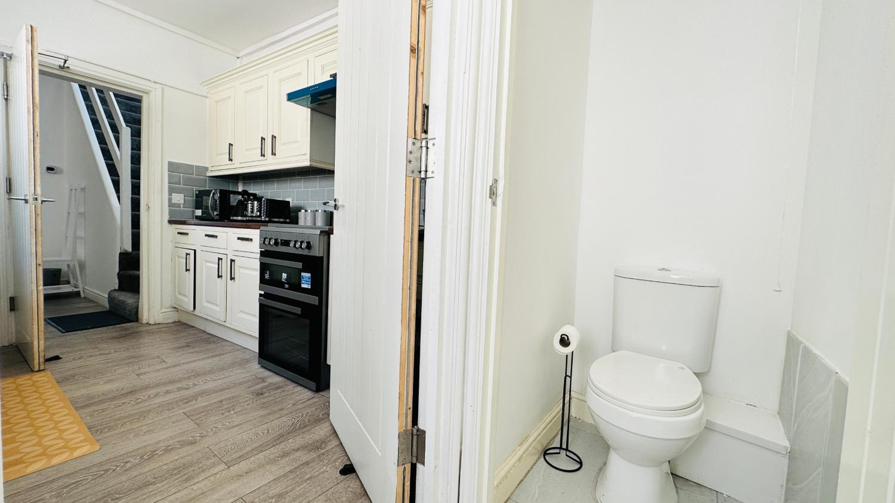 4 Bed Modern Home Close to City Center with Free on Street Parking Work Desk and Fast Internet view 4