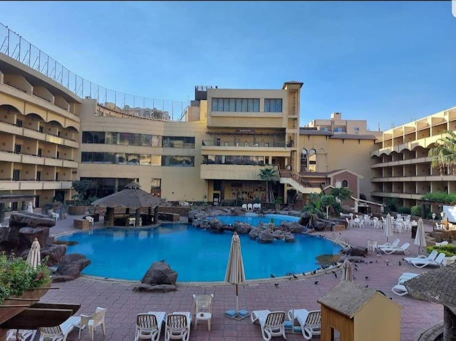 Near Pyramids, King Bedrooms and a 60inch Smart Tv.