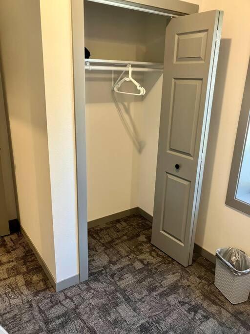 Downtown 2BR Apartment, photo 18