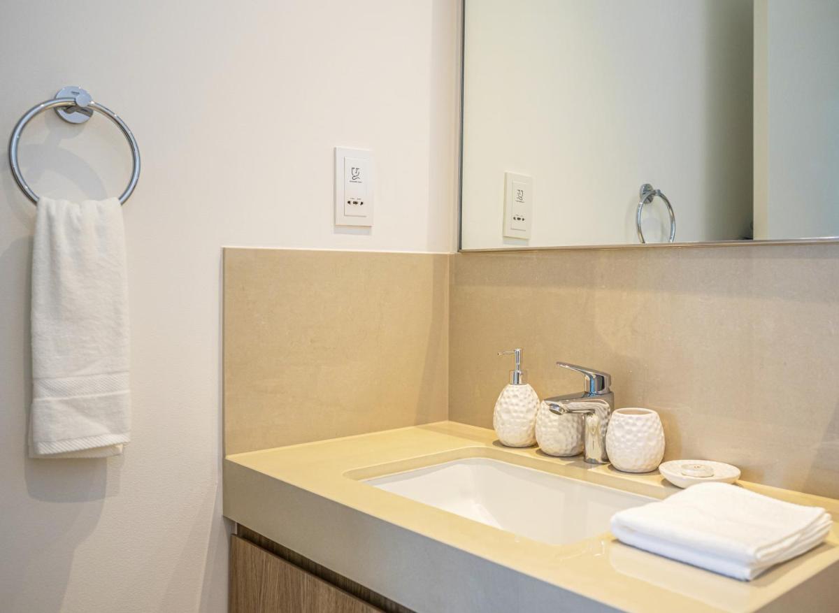 HomesGetaway - Lovely 2BR in Downtown Views II