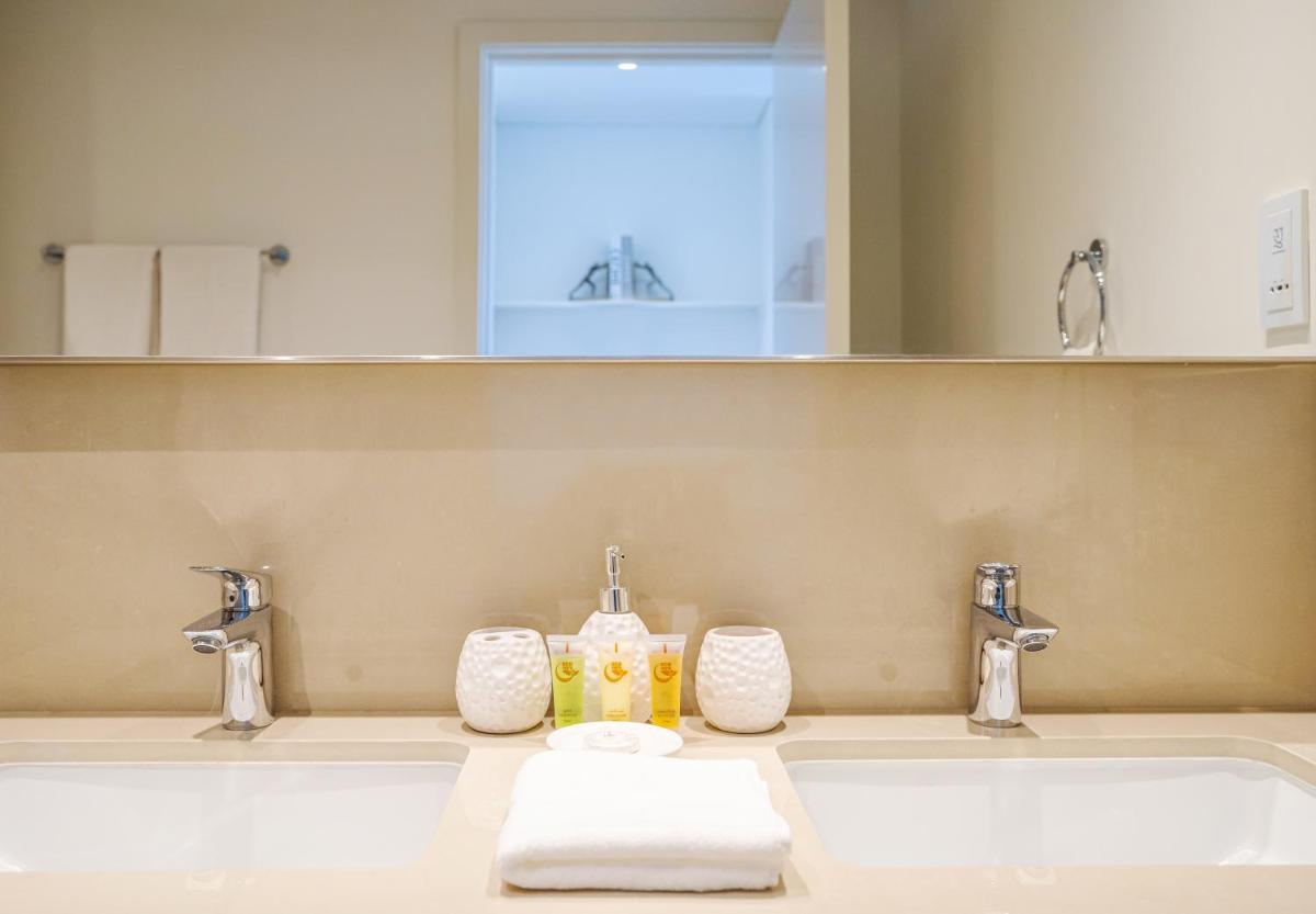 HomesGetaway - Lovely 2BR in Downtown Views II