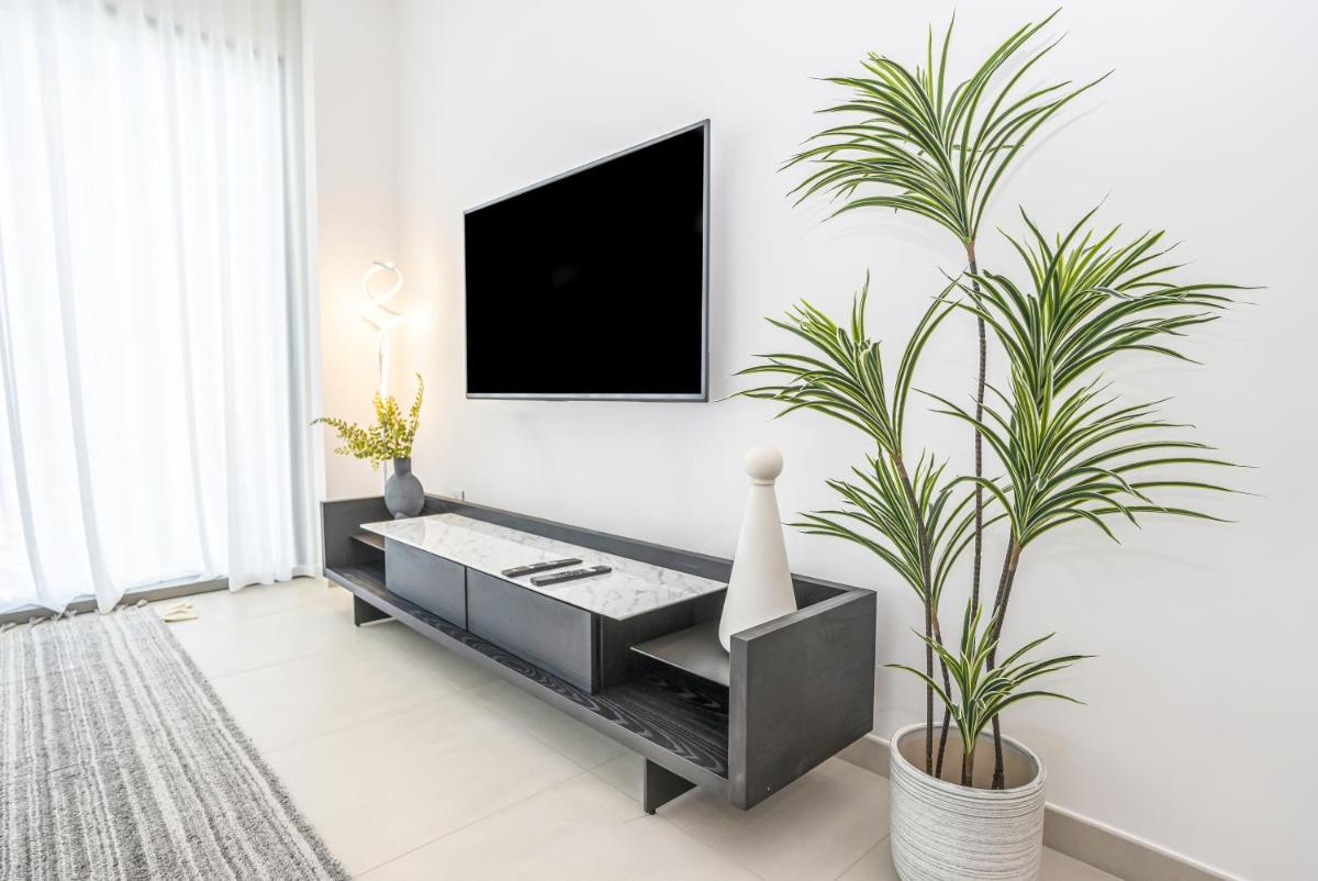 HomesGetaway - Lovely 2BR in Downtown Views II