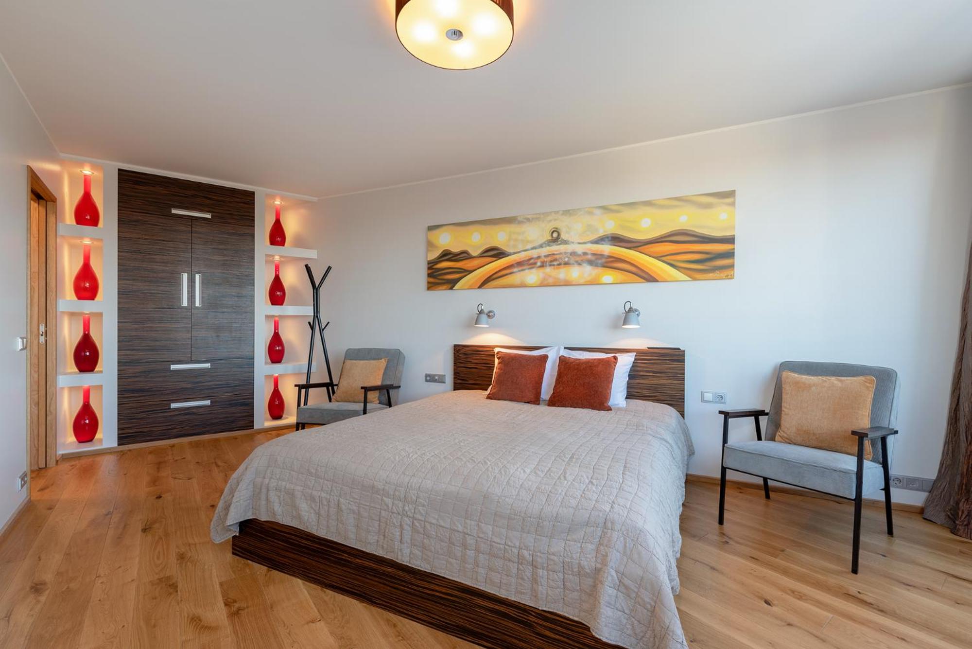 Spacious penthouse apartment with a good view in downtown