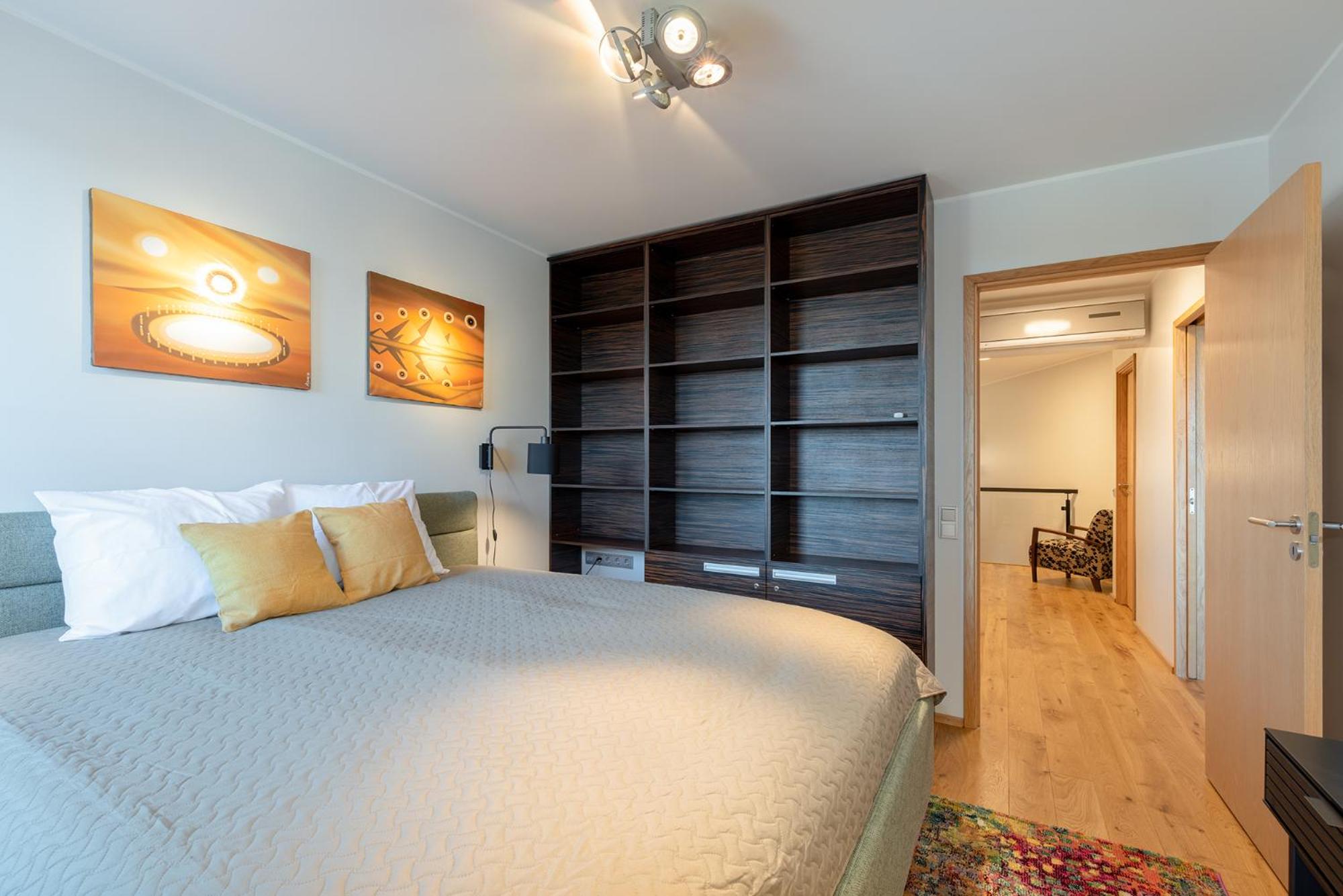 Spacious penthouse apartment with a good view in downtown